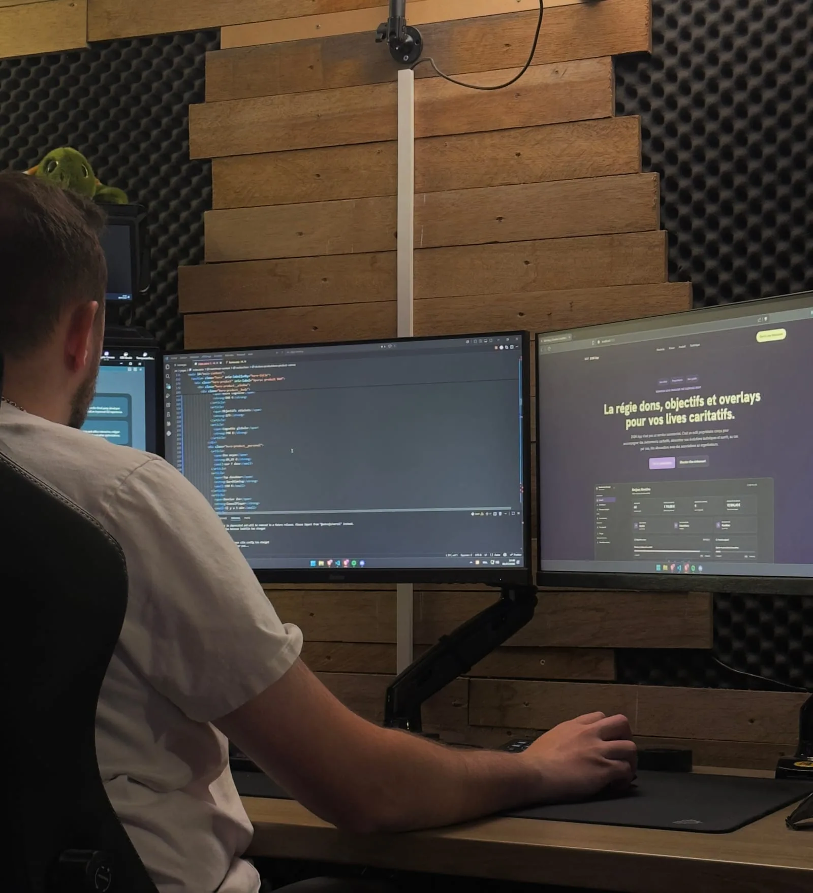 En train de coder Donation Goal Manager, sur plusieurs écrans