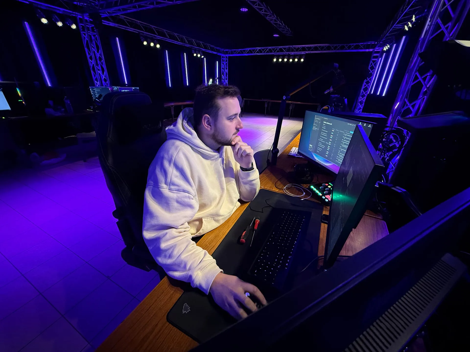 En régie pendant Sleepless Night, devant les écrans de pilotage